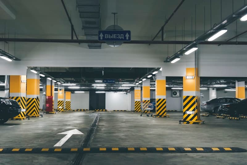 Guide complet du marquage parking : normes PMR et réglementation 2025