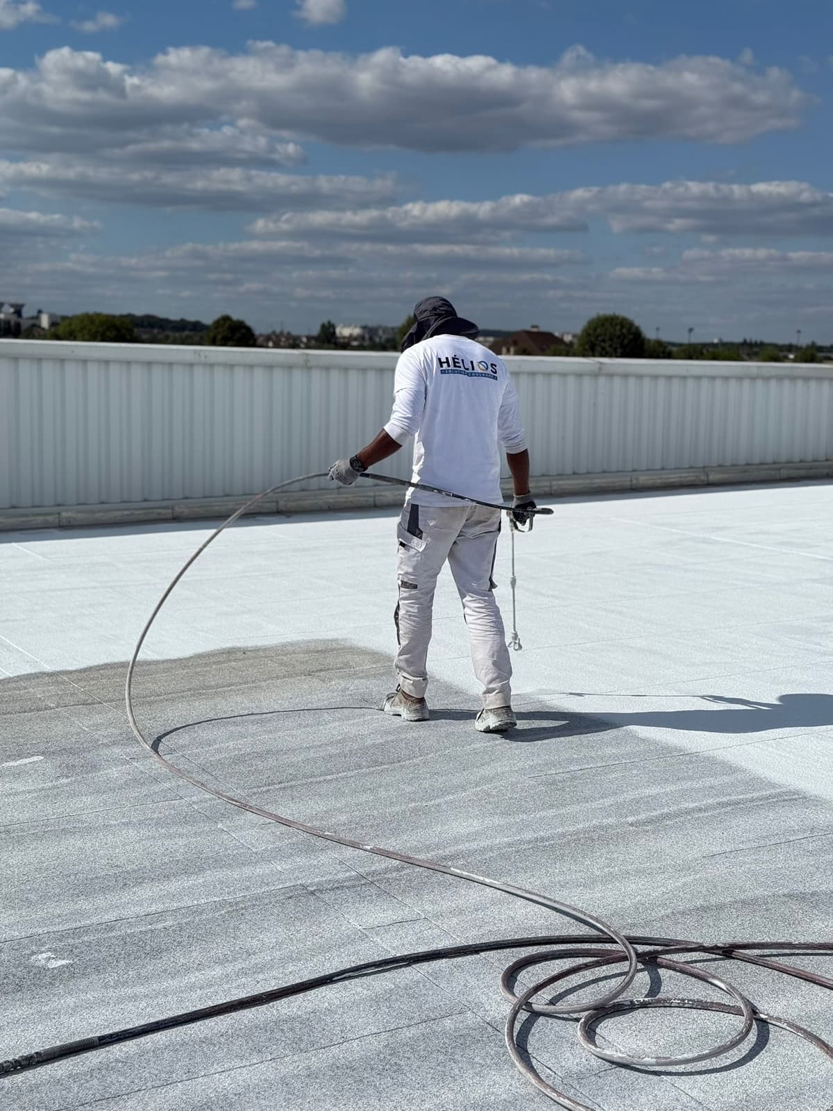 Application peinture cool roof par technicien Helios - SMPL Lyon