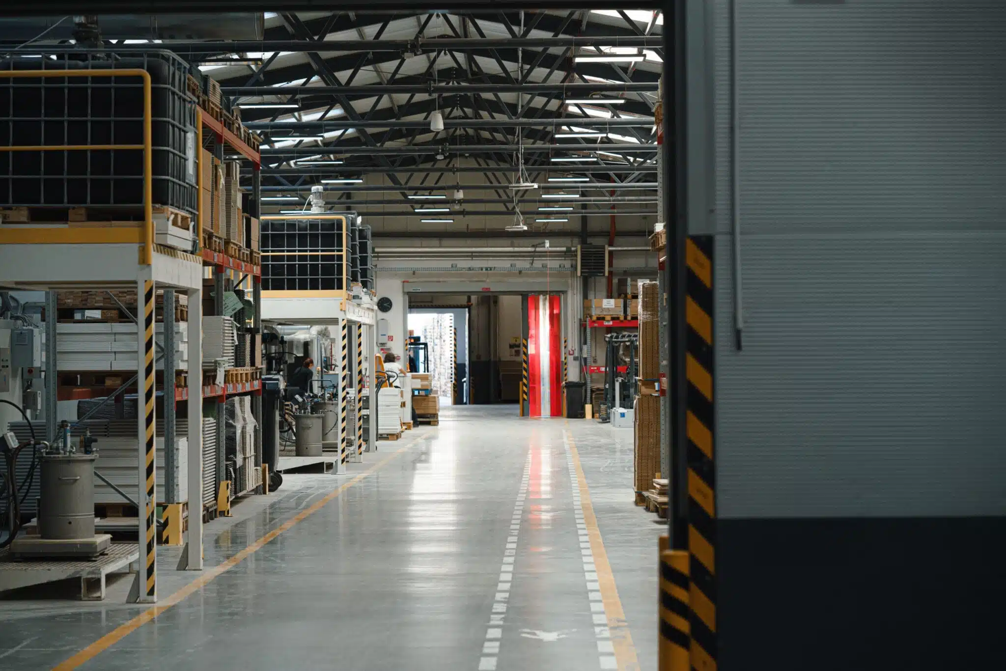 Entrepôt logistique - Plateforme avec marquage au sol professionnel SMPL